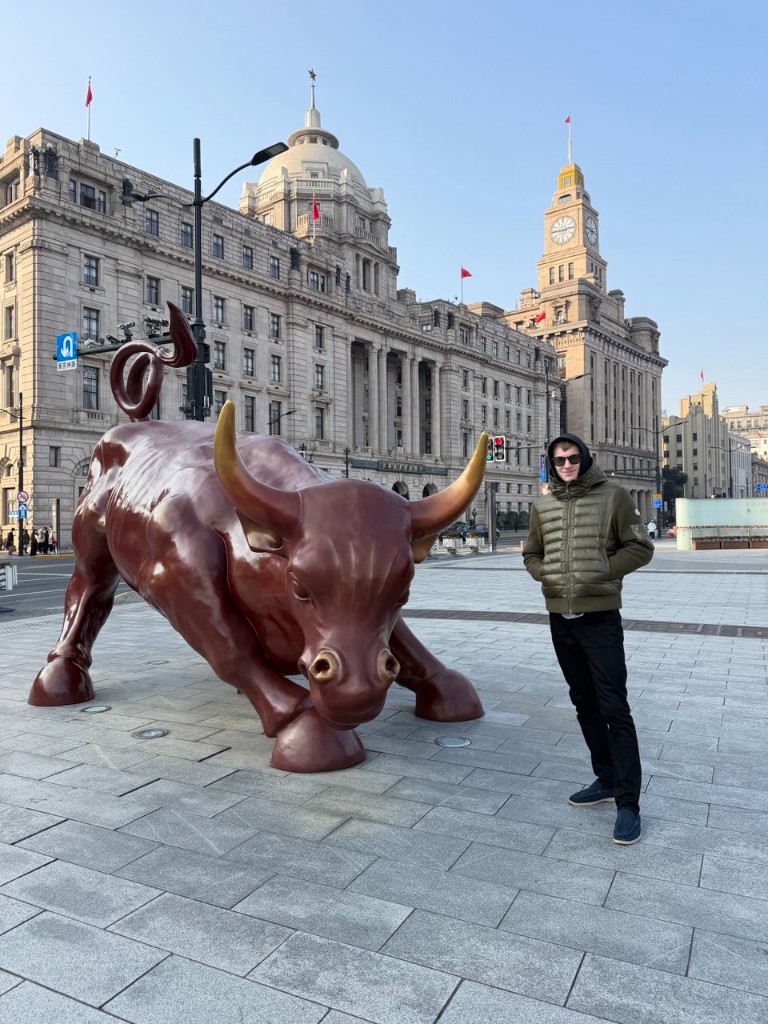 Бык на набережной, Шанхай