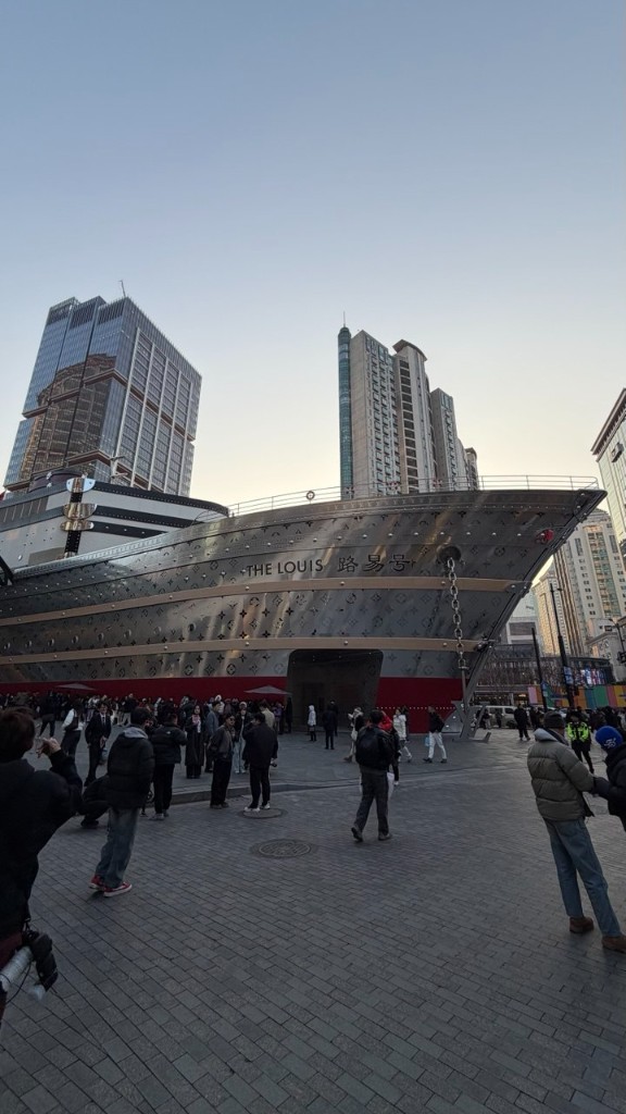 Здание Louis Vuitton в виде корабля